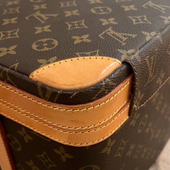 AUTHENTIC vintage Louis Vuitton Monogram Vanity Box with Gold Accents! 💛 - Picture 10 of 16